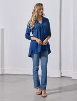 Camisola blanca de manga tres cuartos, marca Rio & Rian. Cuello con solapa y abertura central con botones. Manga con detalle fruncido.