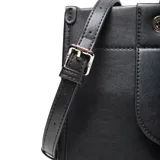 Cartera estructurada mediana color negro, fabricada en PU (cuero sintético) con forrería textil. Presenta solapa frontal con botón imantado, cierre superior con cremallera metálica, doble manija fija y correa larga regulable y desmontable. Incluye bolsillo interno con cierre y compartimentos internos amplios.