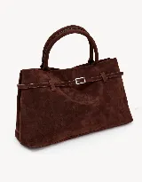 Cartera marrón de gamuza con doble asa corta, correa con hebilla decorativa y cierre superior.