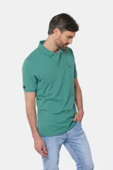 Remera polo color bordó de piqué liso, con cuello en rib y botones personalizados.