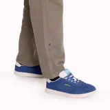 Championes Caterpillar Pause Retro T-Toe azules de gamuza con detalles en blanco.