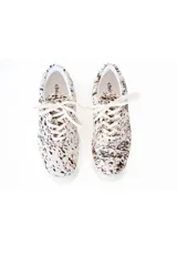 Championes bajos con capellada de cuero natural con estampado animal print.