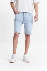 Bermuda de jean celeste con corte relaxed, basta desflecada, pasacintos y confección 100% algodón.