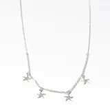 Gargantilla plateada con cadena de eslabones y cinco dijes colgantes en forma de estrella de mar.