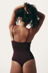 Body color borgoña con breteles finos regulables, escote en V, copas push-up sin aro y refuerzo interior con botones a presión ocultos. Diseño colaless y sin costuras con efecto moldeador en cintura y caderas.