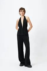 Pantalón de encaje negro con transparencias y cintura con elástico.