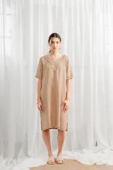 Vestido color beige de lino, de corte recto, con mangas cortas y escote en V con detalle de encaje.