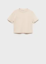 Camiseta color crema de corte recto, cuello redondo y manga corta. Confeccionada en tejido mezcla de algodón y poliéster con terminaciones en canalé.