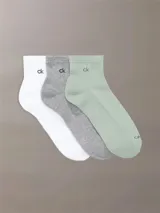 Pack de tres pares de medias cortas Calvin Klein, en color blanco, gris y verde claro. Cada media tiene el logo 'ck' bordado en el tobillo.