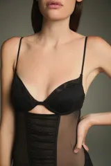 Body negro de tul con aro y taza soft. Espalda descubierta y parte inferior de tul doble sin costuras. Breteles ultra finos regulables y broche inferior.