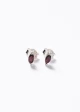 Par de aros tipo botón de plata 925, con piedras de granate talladas en forma de marquesa.