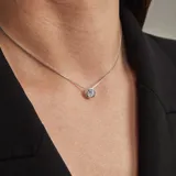 Conjunto de collar y dije punto de luz con circonia, en plata 925. El largo de la cadena es de 45cm y el diámetro del dije es de 0,5cm.