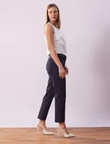 Pantalón de gabardina elastizada color azul marino, marca Ruby Rd. Tiro alto, corte recto, largo al tobillo, pretina ancha, bolsillos delanteros simulados y bolsillos traseros aplicados.