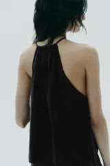 Top marrón con cuello halter ajustable con lazada.