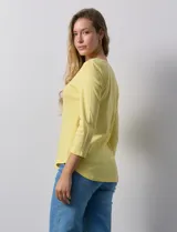 Remera de algodón color verde agua, con escote redondo y mangas 3/4.