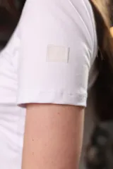 Remera baby tee negra ajustada al cuerpo, de algodón con lycra y mangas cortas.