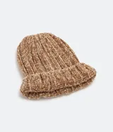 Gorro de punto color beige con textura acanalada y borde doblado.