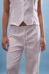 Pantalón blanco de corte amplio con cintura elastizada y cordón ajustable.