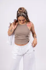 Musculosa marrón de breteles finos y corte ajustado.