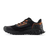 Championes de trail running New Balance Fresh Foam Garoé, color negro con detalles en gris y naranja.
