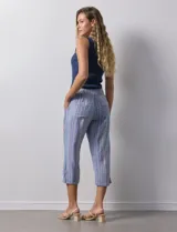 Pantalón capri de lino estampado marca Dash, con pretina ancha elastizada y bolsillos inclinados.
