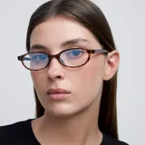 Lentes con filtro de luz azul y protección UV400, modelo Binti Tigris. Montura geométrica con estampado carey y lentes transparentes. Fabricados con material bio-based G850.