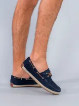 Mocasines náuticos de cuero azul marino con cordones marrones, ojales metálicos y suela de yute.