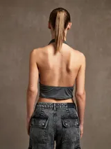 Top gris oscuro con cuello halter y espalda descubierta.