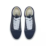 Zapatillas Vans Old Skool azul marino con la clásica sidestripe en cuero gris.