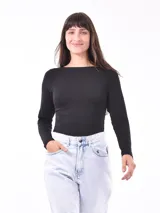 Remera de manga larga color negro, con corte ajustado y escote rectangular.