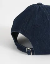 Gorra de denim azul con bordado en color dorado con la frase "The Brunch Club".