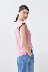Remera color rosado con cuello redondo y diseño calado.