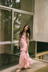 Top bandeau color crudo de punto elástico con volantes en el escote y el ruedo.