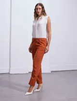 Pantalón negro de gabardina elastizada, corte recto, con bolsillos delanteros y traseros. Marca Zac & Rachel.
