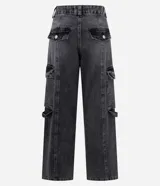 Pantalón recto de jeans color gris oscuro, con bolsillos cargo laterales y cintura con trabillas.