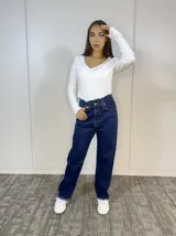 Pantalón de jean azul de corte recto, con elástico en la cintura.