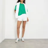 Short blanco de jersey grueso con cinturilla elástica, dos bolsillos laterales y uno trasero.