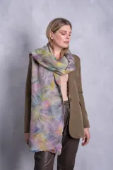 Bufanda de gasa de algodón beige con mezcla de lana merino superfina en tonos lilas, celestes, azules, amarillos y verdes.