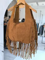 Cartera marrón de simil gamuza con flecos.
