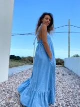 Maxi vestido celeste de jean con breteles regulables y bolsillos laterales.