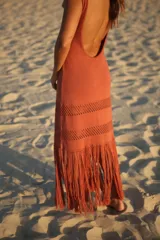 Vestido largo terracota de tejido de punto con breteles finos, detalle de calado horizontal en la falda y terminación con flecos.