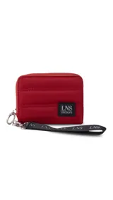 Billetera corta con cierre alrededor y tapa, confeccionada en tela capitoneada. Incluye varias reparticiones con tarjeteros y bolsillos internos, y una correa de mano desmontable. Disponible en negro, rojo y dorado.