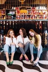 Ballerinas con tejido de relieve en zigzag en tonos verdes, jade y amarillo ribete en contraste. Con plantilla intercambiable de lana y piel.