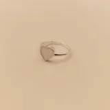 Anillo de plata 925 con dije en forma de corazón de nácar.