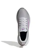 Championes Adidas Runblaze para mujer, color gris con tres franjas laterales en color rosado. Presentan una suela blanca con tecnología Cloudfoam y detalles en la puntera y talón en gris oscuro.