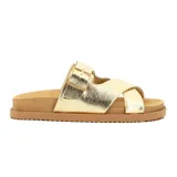 Sandalias doradas con tiras cruzadas y hebilla lateral.