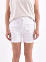 Short blanco de tiro alto con bolsillos frontales y traseros.