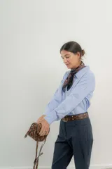 Camisa rosa pálido de algodón con cuello tipo masculino, abotonadura central, manga larga y puños con botones. Presenta canesú y cuello bordado con cadeneta a contratono.