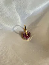 Arito dorado con forma circular, centro negro y strass blancos alrededor. Se vende por unidad.