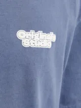 Camiseta azul de manga corta y cuello redondo con estampado pequeño en el pecho.